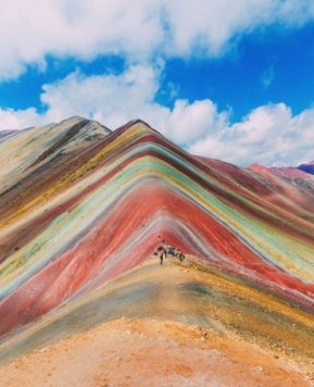 Vinicunca sau Muntele curcubeu din Peru