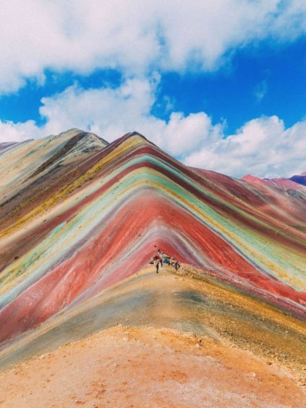 Vinicunca sau Muntele curcubeu din Peru