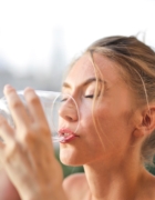 Coafuri pentru care ar trebui să porți breton chiar dacă ai părul creț