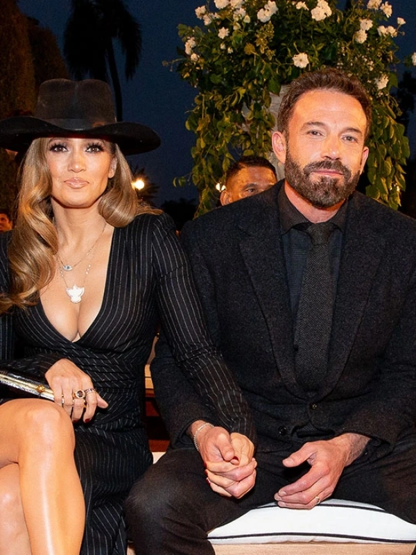 Jennifer Lopez si Ben Affleck la prezentarea colectiei Ralph Lauren pe Coasta de Vest