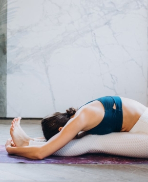 11 pozitii simple de yoga pentru reducerea grăsimii de pe burtă
