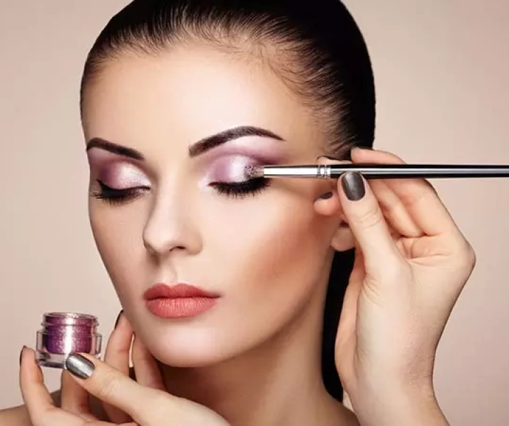 Sfaturi de machiaj pentru a arăta mai tânăra!
