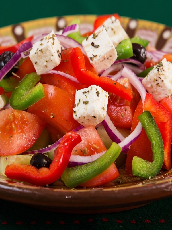 Rețete ușoare de salate, cu ingredientele proaspete ideale in sezonul cald!