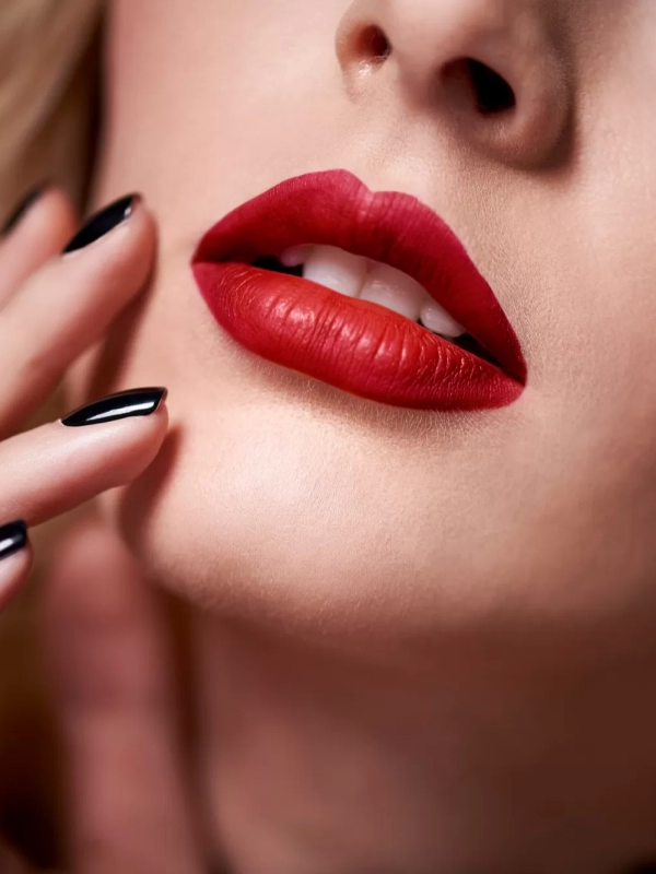 Cele mai bune 5 nuanțe de ruj pentru femeile cu pielea deschisă