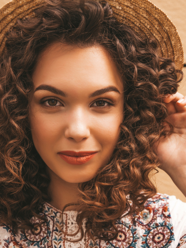 Coafuri pentru care ar trebui să porți breton chiar dacă ai părul creț