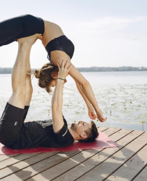 10 pozitii de yoga de incercat cu partenerul!