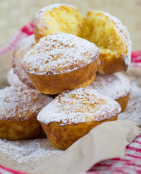 Brioșe cu ananas, lime și nucă de cocos