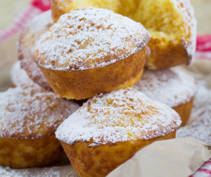 Brioșe cu ananas, lime și nucă de cocos