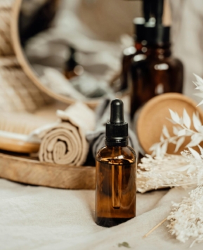 Apă de trandafiri: 8 beneficii pentru sănătate și cum să o folosești