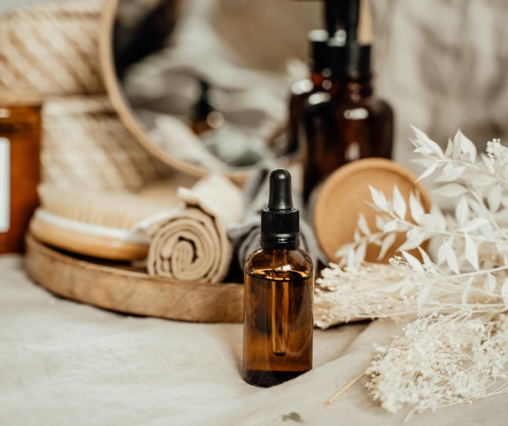 Apă de trandafiri: 8 beneficii pentru sănătate și cum să o folosești