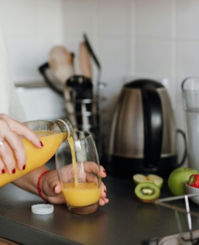 8 rețete de smoothie-uri delicioase și sănătoase pentru slăbit.