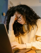 8 rețete de smoothie-uri delicioase și sănătoase pentru slăbit.