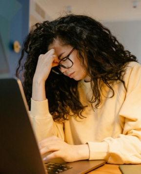 Semne subtile că mintea ta analizează excesiv ?5 moduri de a o reeduca