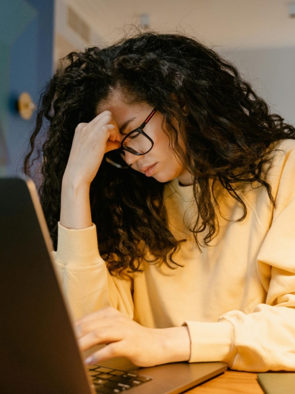 Semne subtile că mintea ta analizează excesiv ?5 moduri de a o reeduca