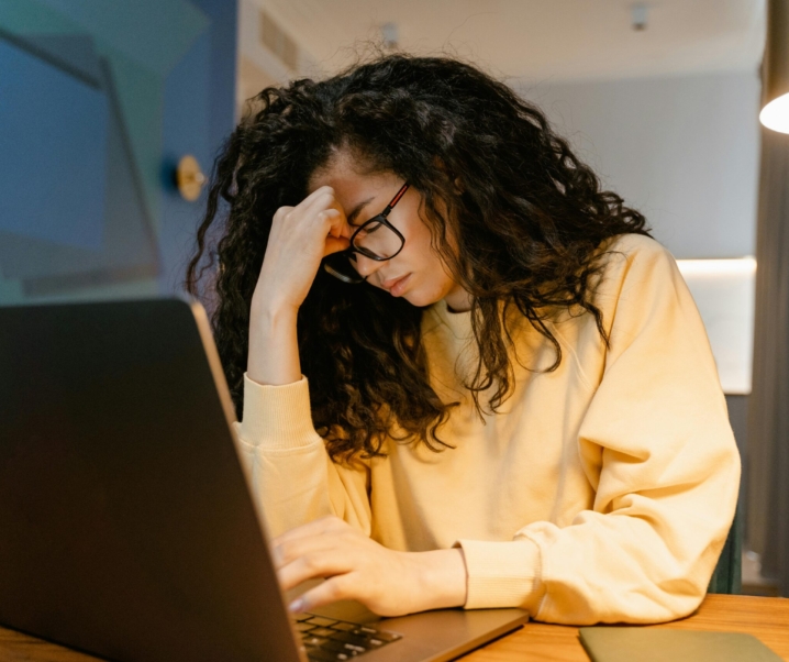 Semne subtile că mintea ta analizează excesiv ?5 moduri de a o reeduca